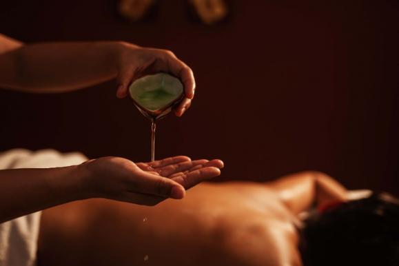massage relaxant aux huiles essentielles